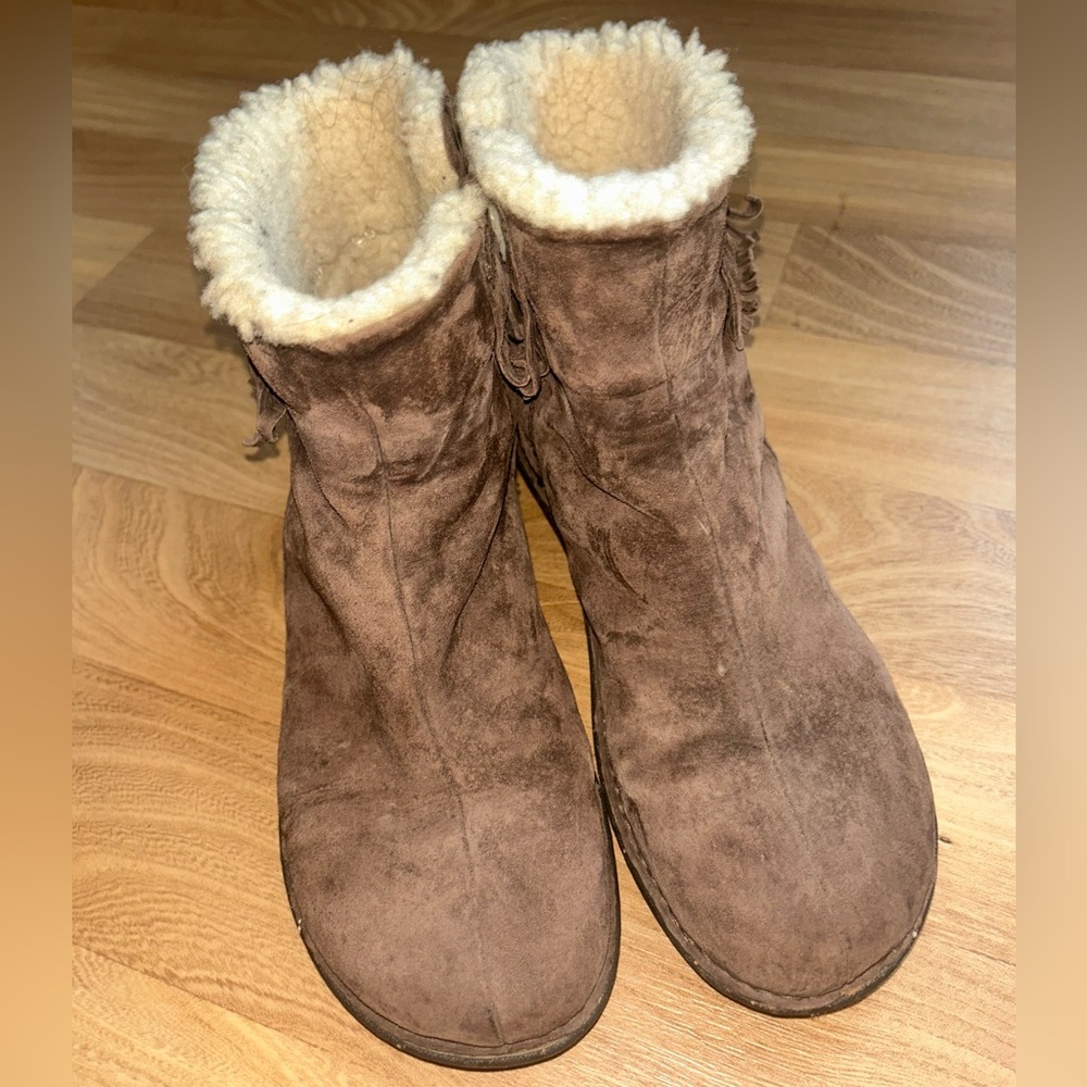 UGG Leather Suede Brown Ankle Boots with Fringe - Picture 8 of 9